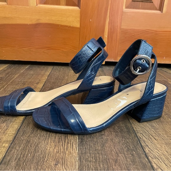 NWOT-! Bar III, navy open toe w/ heel sandals - Picture 3 of 7